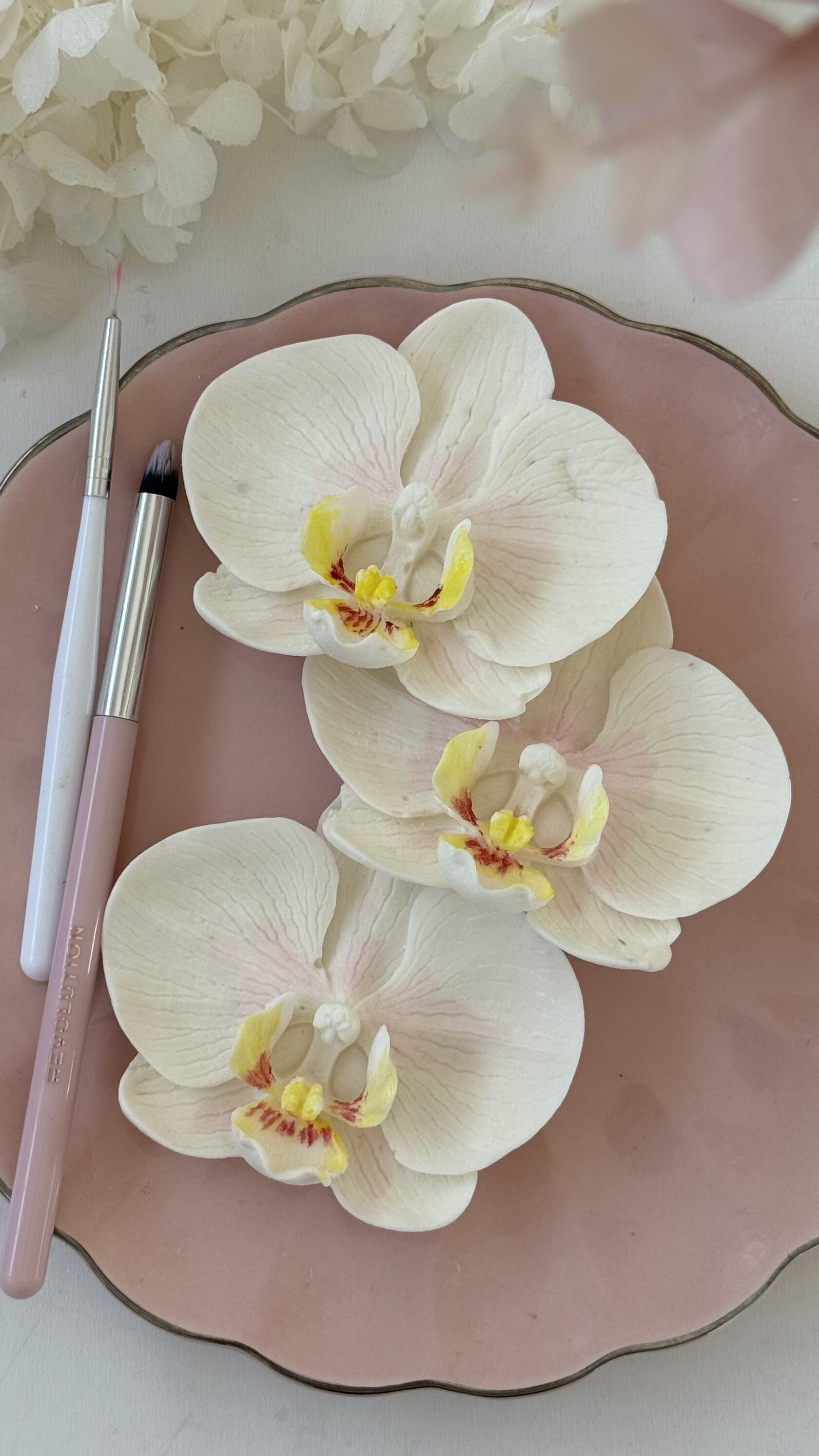 Zefir flower arrangement by Sweet Moments — box of flowers 1